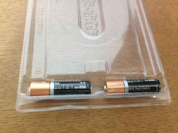 マウスを使うのに必要な単３電池2本も付属