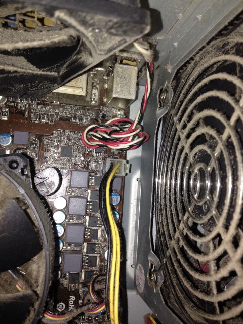 埃だらけのデスクトップパソコンのファンをピッカピカに掃除しましたー。